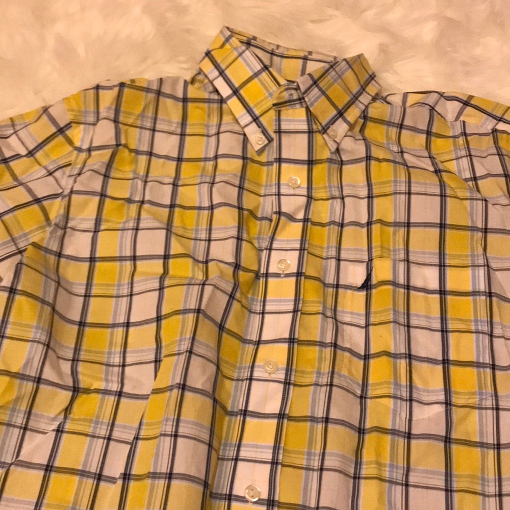 Short collared shirt